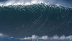 Una ola gigante a punto de romper en Praia do Norte, Nazar&eacute; (Portugal) durante la temporada de surf de olas grandes 2021-2022. 