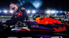 Verstappen, bajándose del Red Bull en el GP de Singapur 2022.