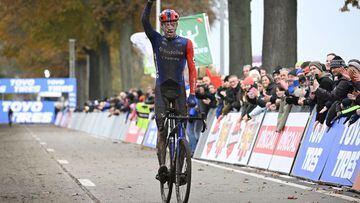 Pim Ronhaar celebra su victoria en Dendermonde.