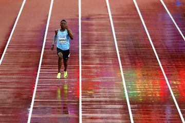 Isaac Makwala de Botswana compite solo en u serie de 200 metros. El botswaní enfermó en Londres y ya se perdió la prueba de 400 metros. La IAAF autorizó su participación en solitario para clasificarse a las semifinales.