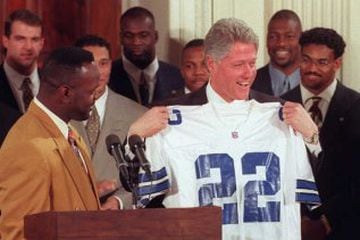 Aunque realmente nunca reveló el equipo que apoyaba, Clinton se mostró muchas veces con los Dallas Cowboys, aunque algunas veces fue porque ganaron el Super Bowl.