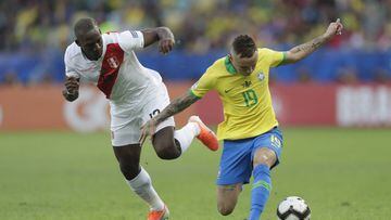 Peru&#039;s Luis Advincula fights for the ball with Brazil&#039;s Everton during the final match of the Copa America at Maracana stadium in Rio de Janeiro, Brazil, Sunday, July 7, 2019. (AP Photo/Silvia Izquierdo)