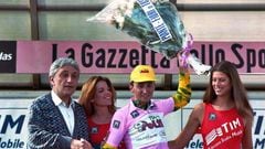El ciclista italiano Davide Rebellin posa con la maglia rosa de líder del Giro de Italia en la edición de 1996.