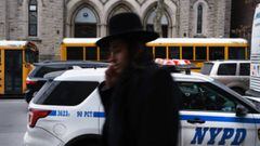 Un miembro de una comunidad jud&iacute;a ortodoxa camina por un vecindario de Brooklyn el 29 de diciembre de 2019 en la ciudad de Nueva York. 