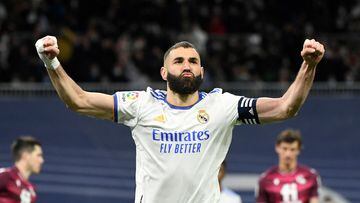 Real Madrid's French forward Karim Benzema celebrates after scoring a goal during the Spanish league football match between Real Madrid CF and Real Sociedad at the Santiago Bernabeu stadium in Madrid on March 5, 2022. (Photo by PIERRE-PHILIPPE MARCOU / AFP)