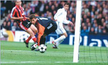 2-1 Real Madrid - Bayer Leverkusen. Gol 1-0 Roberto Carlos saca rápidamente de banda a Raúl que, tras un fallo garrafal de la zaga alemana, bate a Butt con un disparo cruzado. 