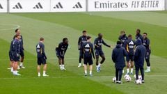 Los jugadores del Real Madrid, durante su sesión de entrenamiento de este sábado en Valdebebas.