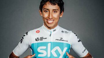 El ciclista colombiano Egan Bernal, que debutar&aacute; en el UCI World Tour en el Tour Down Under, se se&ntilde;ala el maillot blanco del equipo Sky.