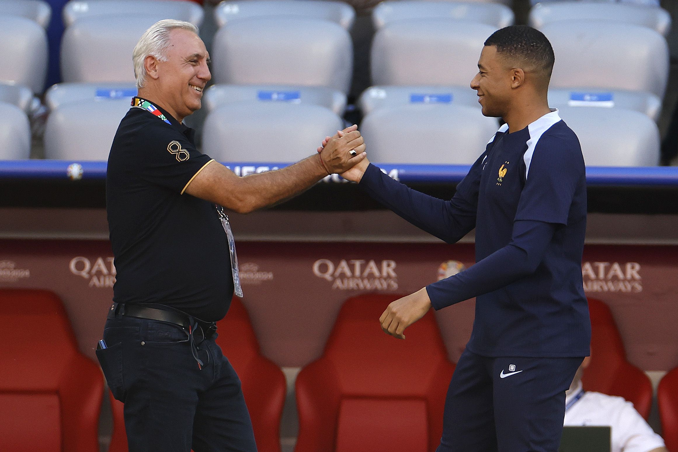 Kylian Mbappé conversa con el exfutbolista búlgaro Hristo Stoichkov.