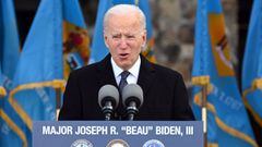 El presidente electo de Estados Unidos, Joe Biden, habla en el Centro de Reserva / Guardia Nacional Mayor Joseph R. &quot;Beau&quot; Biden III en el aeropuerto de New Castle el 19 de enero de 2021, en New Castle, Delaware, antes de partir hacia Washington, DC.