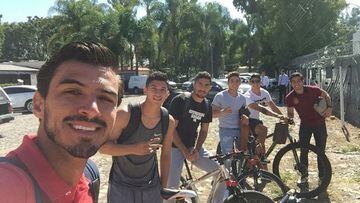 Los jugadores de Chivas también son adeptos a andar en bicicleta, así lo demostraron hace poco cuando acudieron a un entrenamiento en sus bicis. 
