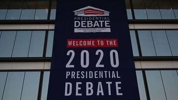 Una pancarta que da la bienvenida a las personas al sitio del primer debate presidencial se ve el 27 de septiembre de 2020 en Cleveland Ohio.