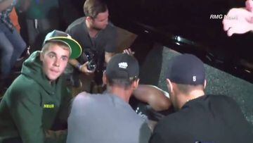 Justin Bieber atendiendo al fotógrafo que atropelló con su camioneta