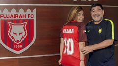 Maradona con su hija Dalma, vestida con una camiseta del Al Fujairah con el 10 y su nombre, en las instalaciones del club de Dub&aacute;i