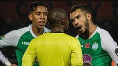Los jugadores del Raja Casablanca se quejan al &aacute;rbitro