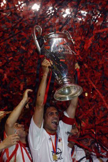Paolo Maldini. Uno de los mejores en su puesto, fue capitán del Milan durante 15 años y una de las leyendas del club italiano.