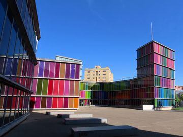 El Museo de Arte Contemporáneo de Castilla y León fue diseñado por los arquitectos Emilio Tuñón y Luis Moreno Mansilla y en 2007 ganó el Premio Mies van der Rohe de Arquitectura Contemporánea de la Unión Europea. El mosaico de cristales de colores en la fachada principal se ha obtenido a partir de la digitalización de una imagen de la vidriera "El Halconero" de la Catedral de León.