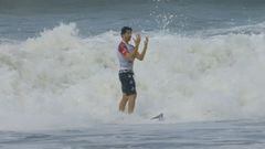 El surfista brasileño Yago Dora levanta las manos tras un aéreo en el Surf City El Salvador Pro Presented by Corona, el 15 de junio del 2022.