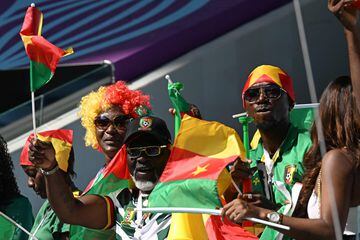 Los aficionados de la selección africana están siendo unos de los más animados y coloridos de todo en el Mundial en la grada. Hoy han llenado de color el Al Janoub Stadium en el duelo frente a Serbia.