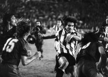 La final de la Copa del Rey de 1984 entre el Barcelona y el Athletic Bilbao es recordada por  la violenta pelea en la que se enzarzaron los jugadores de ambos equipos al final del encuentro. Maradona, por entonces jugador del Barcelona, fue uno de los grandes protagonistas de esa sangrienta trifulca. En la imagen Goikotxea muestra su peor cara y se dispone a golpear a Maradona.