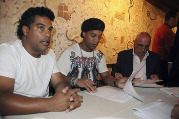 El 11 de enero de 2011 Ronaldinho firmó su fichaje por el Flamengo. Cobraría 5,5 millones de euros anuales más lo correspondiente por márketing. 
 
 