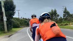 La ciclista neerlandesa Annemiek Van Vleuten rueda junto a sus compañeras de Países Bajos durante un entrenamiento tras la caída que sufrió en la crono mixta de relevos por equipos de los Mundiales de Ciclismo en Carretera