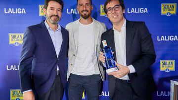 Jorge de la Vega, Jesús Núñez y Aritz Aduriz durante el acto de presentación del nuevo patrocinador de LaLiga, Solán de Cabras.