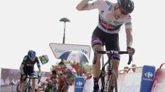 Tom Dumoulin supera a Froome en la Cumbre del Sol y se queda con la etapa y el liderato de la Vuelta a Espa&ntilde;a. 