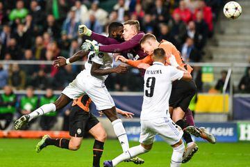 El choque de Rüdiger con Trubin en el gol que el alemán marcó al Shakhtar en Varsovia y que se saldó con el defensa madridista sangrando.
