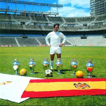 Gento poses with his European Cups