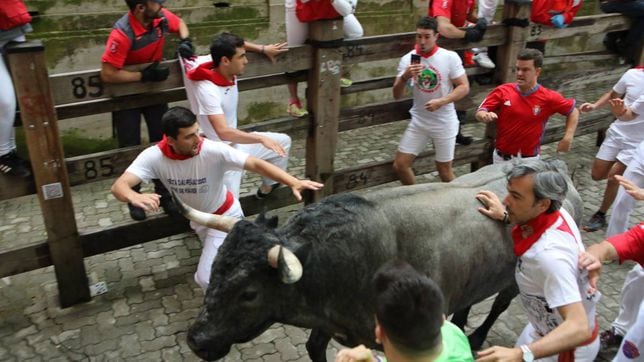 La curiosa razón por la que los corredores llevan un periódico en los encierros