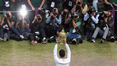 Novak Djokovic levanta el trofeo de Wimbledon tras derrotar a Roger Federer en la final de 2019 en el All England Lawn Tennis Club
