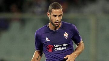 Mario Su&aacute;rez playing for Fiorentina against Genoa. 
