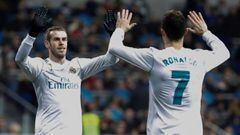 Los jugadores del Real Madrid, el portugu&eacute;s Cristiano Ronaldo (d) y el gal&eacute;s Gareth Bale, celebran el quinto gol del equipo madridista ante la Real Sociedad.