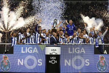Fc Porto's team celebrates their league title win after their Portuguese First League soccer match, FC Porto vs CD Feirense, held at Dragão stadium, Porto, northern of Portugal, 06 May 2018.