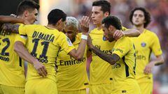 Paris Saint-Germain&#039;s Belgian defender Thomas Meunier (L) is congratuled by teammates after a goal during the French L1 football match between Dijon (DFCO) and Paris Saint-Germain (PSG) at the Gaston Gerard Stadium in Dijon, central France, on Octobe