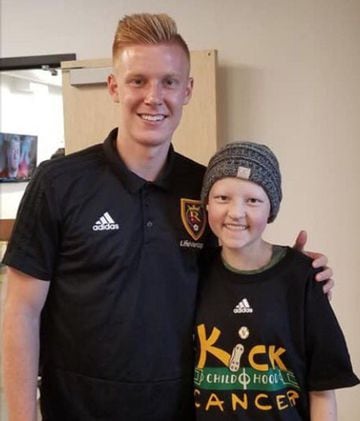 El defensor de Real Salt Lake convivió con niños con cáncer por la campaña de la MLS, Kicks Childhood Cáncer. Todos los niños terminaron con una sonrisa por la visita. 