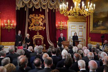 El rey Carlos lee su discurso como nuevo rey del Reino Unido de Gran Bretaña e Irlanda del Norte durante el Consejo de Adhesión en el Palacio de St. James.