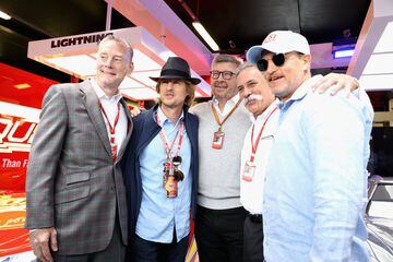 Los actores Owen Wilson y Woody Harrelson junto a Sean Bratches, director general de operaciones de la F1, Chase Carey, presidente de la F1 y Ross Brawn, gerente deportivo de la F1.