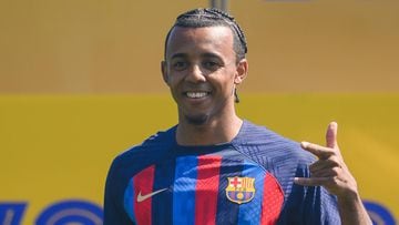 01 August 2022, Spain, Barcelona: French footballer Jules Kounde poses with his new jersey during a press conference to unveil joining FC Barcelona at Ciutat Esportiva Joan Gamper. Photo: Gerard Franco/DAX via ZUMA Press Wire/dpa
Gerard Franco/DAX via ZUMA Press / DPA
01/8/2022 ONLY FOR USE IN SPAIN