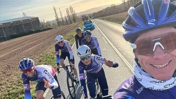 El ciclista británico Chris Froome entrena junto a sus compañeros del Israel - Premier Tech y al ciclista belga Cian Uijtdebroeks