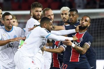 El árbitro revisó la jugada en el VAR y fue así como expulsó a dos jugadores del Marsella y tres del PSG, incluido Neymar.
