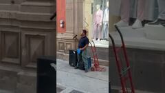 Vídeo: Invidente se vuelve viral por cantar igual que Luis Miguel