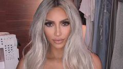 Kim Kardashian posando con el pelo blanco.