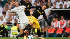 Cristiano Ronaldo, del Real Madrid y Antoine Griezmann, del Atl&eacute;tico de Madrid, pugnando por un bal&oacute;n.