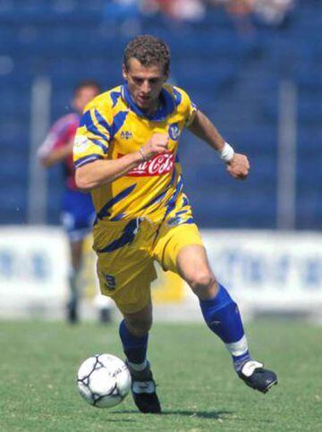 Seferovic fue seleccionado Bosnio en 2001 y jugó en Tigres en 1996 marcando tres goles con los felinos.
