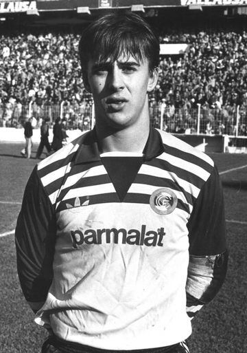 En 1985 llega al Castilla (filial del Real Madrid) hasta su cesión a Las Palmas en 1988.  
