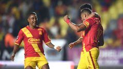 Ray Sandoval y Ra&uacute;l Ruid&iacute;az ce&ntilde;ebran un gol en el triunfo de Morelia 2-0 ante Veracruz en la jornada 11 del Clausura 2018