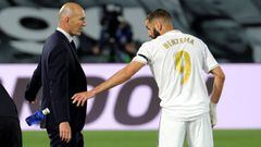 Zidane dialoga con Benzema durante el partido ante el Valencia.