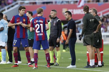 Frenkie de Jong receives instructions from Xavi before suffering an injury against Celta. 